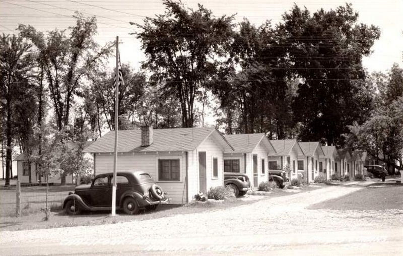 Chalifoux Resort Motel - Vintage Postcard (newer photo)